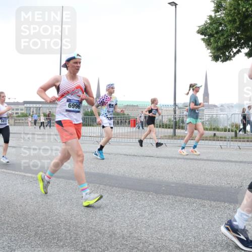 29.06.2025 - hella hamburg halbmarathon Lena Gebhardt http://msf.ph/oto/8427465 29.06.2025 10:53:46 Lombardsbrücke 11349, 5815, 6996, 1017, 1263, 1340, 1687, 1709, 1744, 1753, 1789, 1900, 1906, 1984, 2065, 2079, 2372, 2409, 2429, 2854, 3055, 3079, 3226, 3249, 3465, 3467, 3557, 4195, 4595, 4801, 5430, 5562, 5815, 5856, 5857, 5898, 5964, 6039, 6041, 6044, 6192, 6273, 6306, 6583, 6913, 6996, 7039, 7068, 7537, 7611, 7614, 7876, 7890, 8189, 8212, 8515, 8906, 8924, 9077, 9456, 9503, 9531, 9572, 9685, 9764, 9771, 9785, 10043, 10175, 10490, 11390, 12219 meine-sportfotos.de
