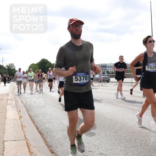 29.06.2025 - hella hamburg halbmarathon Lena Gebhardt http://msf.ph/oto/8427474 29.06.2025 10:43:37 Lombardsbrücke 23, 5370, 7926, 6012, 1023, 1026, 1155, 1310, 1400, 1816, 1878, 2073, 2733, 3238, 3288, 3329, 3390, 3597, 3638, 4056, 4177, 4302, 4367, 4680, 4866, 5192, 5201, 5214, 5293, 5370, 5610, 5720, 5890, 6012, 6036, 6096, 6226, 6334, 6440, 6931, 6971, 6973, 7197, 7205, 7206, 7461, 7489, 7504, 7872, 7926, 8000, 8058, 8135, 8233, 8408, 8435, 8504, 9639, 9641, 9704, 9831, 9976, 10083, 10097, 10200, 10202 meine-sportfotos.de