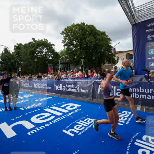 29.06.2025 - hella hamburg halbmarathon Zöllner http://msf.ph/oto/8427493 29.06.2025 10:35:46 Ziel 4062, 12462, 12899, 14841, 16119 meine-sportfotos.de