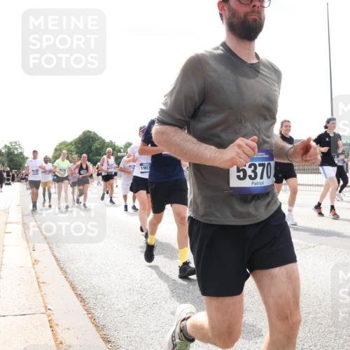29.06.2025 - hella hamburg halbmarathon Lena Gebhardt http://msf.ph/oto/8427495 29.06.2025 10:43:38 Lombardsbrücke 1903, 5370, 1714, 7926, 1023, 1026, 1155, 1306, 1310, 1400, 1459, 1816, 1878, 2073, 2733, 3238, 3288, 3329, 3390, 3597, 3638, 4056, 4177, 4302, 4367, 4680, 4866, 5192, 5201, 5214, 5293, 5370, 5610, 5720, 5890, 6012, 6036, 6096, 6226, 6334, 6440, 6895, 6931, 6971, 6973, 7197, 7205, 7206, 7461, 7489, 7504, 7872, 7926, 8000, 8058, 8135, 8233, 8408, 8435, 8504, 9639, 9641, 9704, 9831, 9976, 10083, 10097, 10200, 10202 meine-sportfotos.de