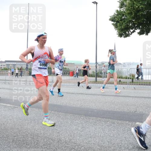 29.06.2025 - hella hamburg halbmarathon Lena Gebhardt http://msf.ph/oto/8427499 29.06.2025 10:53:46 Lombardsbrücke 5815, 6996, 1017, 1263, 1340, 1687, 1709, 1744, 1753, 1789, 1900, 1906, 1984, 2065, 2079, 2372, 2409, 2429, 2854, 3055, 3079, 3226, 3249, 3465, 3467, 3557, 4195, 4595, 4801, 5430, 5562, 5815, 5856, 5857, 5898, 5964, 6039, 6041, 6044, 6192, 6273, 6306, 6583, 6913, 6996, 7039, 7068, 7537, 7611, 7614, 7876, 7890, 8189, 8212, 8515, 8906, 8924, 9077, 9456, 9503, 9531, 9572, 9685, 9764, 9771, 9785, 10043, 10175, 10490, 11390, 12219 meine-sportfotos.de