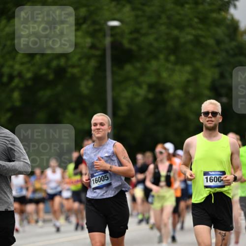 29.06.2025 - hella hamburg halbmarathon Dr. Thomas Lammeyer http://msf.ph/oto/8427502 29.06.2025 10:50:51 Kennedybrücke 1033, 1104, 1429, 1695, 1867, 1868, 1924, 1983, 2398, 2423, 2773, 2813, 2917, 3160, 3164, 3410, 3896, 4202, 4296, 4306, 4317, 4448, 4572, 5635, 5769, 5770, 6124, 6161, 6392, 8010, 8477, 8486, 9120, 9121, 9243, 9337, 9426, 9445, 9774, 10030, 10230, 10327, 10329, 10367, 11253, 11361 meine-sportfotos.de