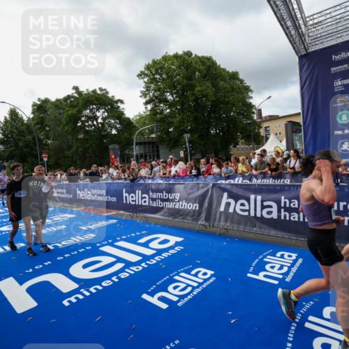 29.06.2025 - hella hamburg halbmarathon Zöllner http://msf.ph/oto/8427503 29.06.2025 10:35:46 Ziel 4062, 12462, 12899, 14841, 16119 meine-sportfotos.de