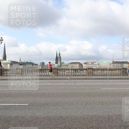 29.06.2025 - hella hamburg halbmarathon Lena Gebhardt http://msf.ph/oto/8427520 29.06.2025 08:59:15 Lombardsbrücke  meine-sportfotos.de