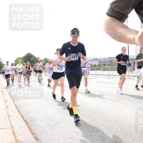 29.06.2025 - hella hamburg halbmarathon Lena Gebhardt http://msf.ph/oto/8427532 29.06.2025 10:43:38 Lombardsbrücke 19031, 1196, 12654, 13748, 367, 1409, 1023, 1026, 1155, 1306, 1310, 1400, 1459, 1816, 1878, 2073, 2733, 3238, 3288, 3329, 3390, 3597, 3638, 4056, 4177, 4302, 4367, 4680, 4866, 5192, 5201, 5214, 5293, 5370, 5610, 5720, 5890, 6012, 6036, 6096, 6226, 6334, 6440, 6895, 6931, 6971, 6973, 7197, 7205, 7206, 7461, 7489, 7504, 7872, 7926, 8000, 8058, 8135, 8233, 8408, 8435, 8504, 9639, 9641, 9704, 9831, 9976, 10083, 10097, 10200, 10202 meine-sportfotos.de