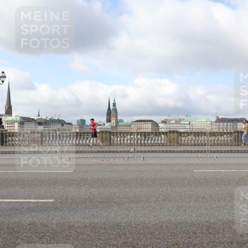 29.06.2025 - hella hamburg halbmarathon Lena Gebhardt http://msf.ph/oto/8427544 29.06.2025 08:59:15 Lombardsbrücke  meine-sportfotos.de