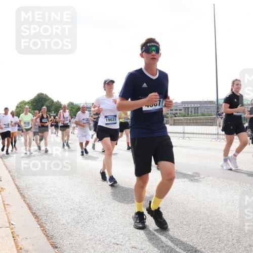 29.06.2025 - hella hamburg halbmarathon Lena Gebhardt http://msf.ph/oto/8427568 29.06.2025 10:43:38 Lombardsbrücke 3238, 13748, 172, 12654, 11969, 19031, 10200, 07, 0431, 1023, 1026, 1155, 1306, 1310, 1400, 1459, 1816, 1878, 2073, 2733, 3238, 3288, 3329, 3390, 3597, 3638, 4056, 4177, 4302, 4367, 4680, 4866, 5192, 5201, 5214, 5293, 5370, 5610, 5720, 5890, 6012, 6036, 6096, 6226, 6334, 6440, 6895, 6931, 6971, 6973, 7197, 7205, 7206, 7461, 7489, 7504, 7872, 7926, 8000, 8058, 8135, 8233, 8408, 8435, 8504, 9639, 9641, 9704, 9831, 9976, 10083, 10097, 10200, 10202 meine-sportfotos.de