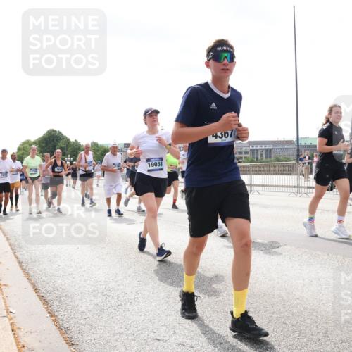 29.06.2025 - hella hamburg halbmarathon Lena Gebhardt http://msf.ph/oto/8427588 29.06.2025 10:43:38 Lombardsbrücke 12654, 13748, 3238, 19031, 4367, 1714, 1023, 1026, 1155, 1306, 1310, 1400, 1459, 1816, 1878, 2073, 2733, 3238, 3288, 3329, 3390, 3597, 3638, 4056, 4177, 4302, 4367, 4680, 4866, 5192, 5201, 5214, 5293, 5370, 5610, 5720, 5890, 6012, 6036, 6096, 6226, 6334, 6440, 6895, 6931, 6971, 6973, 7197, 7205, 7206, 7461, 7489, 7504, 7872, 7926, 8000, 8058, 8135, 8233, 8408, 8435, 8504, 9639, 9641, 9704, 9831, 9976, 10083, 10097, 10200, 10202 meine-sportfotos.de