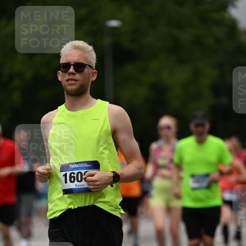 29.06.2025 - hella hamburg halbmarathon Dr. Thomas Lammeyer http://msf.ph/oto/8427593 29.06.2025 10:50:53 Kennedybrücke 1033, 1100, 1104, 1429, 1695, 1867, 1868, 1924, 2398, 2423, 2773, 2813, 2917, 3160, 3164, 3410, 3896, 4104, 4202, 4296, 4306, 4317, 4448, 4572, 5635, 5769, 5770, 5854, 5892, 6124, 6161, 6392, 8010, 8047, 8477, 8486, 8706, 9120, 9121, 9243, 9337, 9426, 9445, 9774, 10030, 10230, 10327, 10329, 10367, 11253, 11361, 11408 meine-sportfotos.de