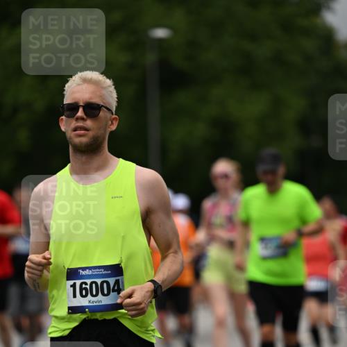 29.06.2025 - hella hamburg halbmarathon Dr. Thomas Lammeyer http://msf.ph/oto/8427601 29.06.2025 10:50:53 Kennedybrücke 1033, 1100, 1104, 1429, 1695, 1867, 1868, 1924, 2398, 2423, 2773, 2813, 2917, 3160, 3164, 3410, 3896, 4104, 4202, 4296, 4306, 4317, 4448, 4572, 5635, 5769, 5770, 5854, 5892, 6124, 6161, 6392, 8010, 8047, 8477, 8486, 8706, 9120, 9121, 9243, 9337, 9426, 9445, 9774, 10030, 10230, 10327, 10329, 10367, 11253, 11361, 11408 meine-sportfotos.de