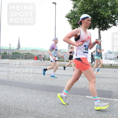 29.06.2025 - hella hamburg halbmarathon Lena Gebhardt http://msf.ph/oto/8427608 29.06.2025 10:53:47 Lombardsbrücke 5815, 699, 1017, 1263, 1340, 1687, 1709, 1744, 1753, 1789, 1900, 1906, 1984, 2065, 2079, 2372, 2429, 2854, 3055, 3079, 3226, 3249, 3465, 3467, 3557, 4195, 4595, 4801, 5430, 5562, 5815, 5856, 5857, 5898, 5964, 6039, 6041, 6044, 6192, 6273, 6306, 6583, 6913, 6996, 7039, 7068, 7537, 7611, 7614, 7876, 7890, 8189, 8212, 8515, 8906, 8924, 9077, 9138, 9456, 9503, 9531, 9572, 9685, 9764, 9771, 9785, 10043, 10175, 10490, 11390, 12219 meine-sportfotos.de