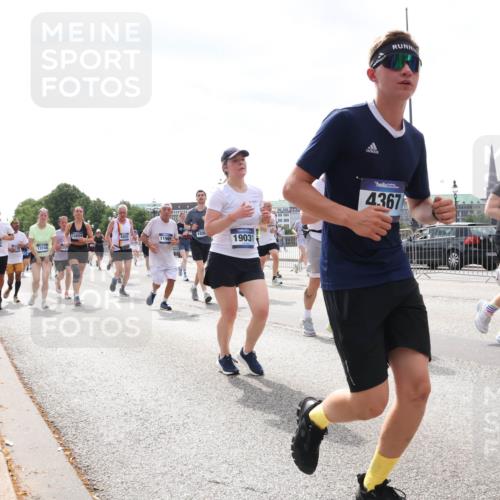 29.06.2025 - hella hamburg halbmarathon Lena Gebhardt http://msf.ph/oto/8427611 29.06.2025 10:43:39 Lombardsbrücke 3238, 13748, 720, 12654, 6931, 1020, 19031, 4367, 1023, 1026, 1095, 1155, 1306, 1310, 1400, 1459, 1816, 1878, 2073, 2733, 3238, 3288, 3329, 3390, 3597, 3638, 4056, 4177, 4302, 4367, 4627, 4680, 4866, 5192, 5201, 5214, 5293, 5370, 5720, 5890, 6012, 6036, 6096, 6226, 6334, 6440, 6895, 6931, 6971, 6973, 7197, 7205, 7206, 7489, 7504, 7872, 7926, 8000, 8058, 8135, 8233, 8408, 8435, 8504, 9639, 9641, 9704, 9831, 9976, 10083, 10097, 10200, 10202 meine-sportfotos.de