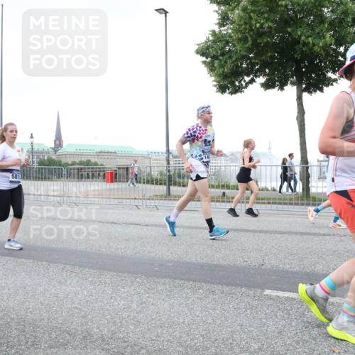29.06.2025 - hella hamburg halbmarathon Lena Gebhardt http://msf.ph/oto/8427632 29.06.2025 10:53:47 Lombardsbrücke 581, 69, 1017, 1263, 1340, 1687, 1709, 1744, 1753, 1789, 1900, 1906, 1984, 2065, 2079, 2372, 2429, 2854, 3055, 3079, 3226, 3249, 3465, 3467, 3557, 4195, 4595, 4801, 5430, 5562, 5815, 5856, 5857, 5898, 5964, 6039, 6041, 6044, 6192, 6273, 6306, 6583, 6913, 6996, 7039, 7068, 7537, 7611, 7614, 7876, 7890, 8189, 8212, 8515, 8906, 8924, 9077, 9138, 9456, 9503, 9531, 9572, 9685, 9764, 9771, 9785, 10043, 10175, 10490, 11390, 12219 meine-sportfotos.de