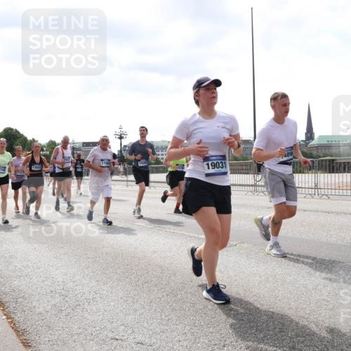 29.06.2025 - hella hamburg halbmarathon Lena Gebhardt http://msf.ph/oto/8427689 29.06.2025 10:43:39 Lombardsbrücke 6931, 11965, 12654, 3238, 13748, 17210, 10202, 19031, 489, 1023, 1026, 1095, 1155, 1306, 1310, 1400, 1459, 1816, 1878, 2073, 2733, 3238, 3288, 3329, 3390, 3597, 3638, 4056, 4177, 4302, 4367, 4627, 4680, 4866, 5192, 5201, 5214, 5293, 5370, 5720, 5890, 6012, 6036, 6096, 6226, 6334, 6440, 6895, 6931, 6971, 6973, 7197, 7205, 7206, 7489, 7504, 7872, 7926, 8000, 8058, 8135, 8233, 8408, 8435, 8504, 9639, 9641, 9704, 9831, 9976, 10083, 10097, 10200, 10202 meine-sportfotos.de