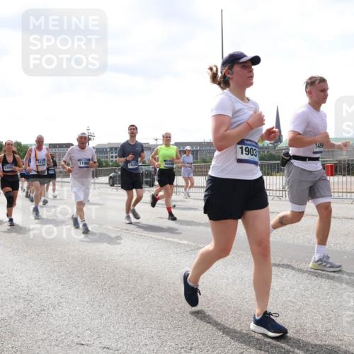 29.06.2025 - hella hamburg halbmarathon Lena Gebhardt http://msf.ph/oto/8427721 29.06.2025 10:43:40 Lombardsbrücke 13748, 1265, 1155, 3238, 17210, 6931, 11969, 10202, 10200, 1714, 1903, 1489, 17143, 1023, 1026, 1095, 1155, 1306, 1310, 1400, 1459, 1816, 1878, 2073, 2733, 3238, 3288, 3329, 3390, 3597, 3638, 4056, 4302, 4367, 4627, 4866, 5192, 5201, 5214, 5293, 5370, 5720, 5890, 6012, 6036, 6096, 6226, 6334, 6440, 6895, 6931, 6971, 6973, 7197, 7205, 7206, 7489, 7504, 7872, 7926, 8000, 8058, 8135, 8233, 8408, 8435, 8504, 8870, 9639, 9641, 9704, 9831, 9976, 10083, 10097, 10200, 10202 meine-sportfotos.de