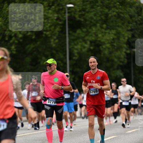 29.06.2025 - hella hamburg halbmarathon Dr. Thomas Lammeyer http://msf.ph/oto/8427731 29.06.2025 10:50:58 Kennedybrücke 1033, 1100, 1104, 1429, 1867, 1868, 1924, 2423, 2662, 2665, 2697, 2773, 2813, 3160, 3164, 3410, 3896, 4104, 4202, 4296, 4306, 4317, 4448, 4572, 5635, 5769, 5770, 5854, 5892, 6392, 6623, 7073, 8010, 8047, 8477, 8486, 8706, 9120, 9121, 9243, 9337, 9426, 9445, 9774, 9949, 10030, 10230, 10327, 10329, 11253, 11361, 11408 meine-sportfotos.de
