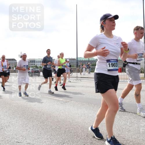 29.06.2025 - hella hamburg halbmarathon Lena Gebhardt http://msf.ph/oto/8427740 29.06.2025 10:43:40 Lombardsbrücke 1374, 172, 12654, 6931, 1020, 10200, 19031, 1489, 1023, 1026, 1095, 1155, 1306, 1310, 1400, 1459, 1816, 1878, 2073, 2733, 3238, 3288, 3329, 3390, 3597, 3638, 4056, 4302, 4367, 4627, 4866, 5192, 5201, 5214, 5293, 5370, 5720, 5890, 6012, 6036, 6096, 6226, 6334, 6440, 6895, 6931, 6971, 6973, 7197, 7205, 7206, 7489, 7504, 7872, 7926, 8000, 8058, 8135, 8233, 8408, 8435, 8504, 8870, 9639, 9641, 9704, 9831, 9976, 10083, 10097, 10200, 10202 meine-sportfotos.de