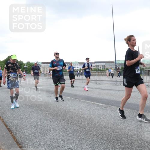 29.06.2025 - hella hamburg halbmarathon Lena Gebhardt http://msf.ph/oto/8427743 29.06.2025 10:53:48 Lombardsbrücke 537, 9531, 1670, 1340, 113, 581, 1017, 1263, 1340, 1687, 1709, 1744, 1753, 1789, 1900, 1906, 1984, 2065, 2079, 2372, 2429, 2854, 3055, 3079, 3226, 3249, 3465, 3467, 3557, 4195, 4595, 4801, 4838, 5430, 5562, 5815, 5856, 5857, 5898, 5964, 6039, 6041, 6044, 6192, 6273, 6306, 6583, 6913, 6996, 7039, 7068, 7537, 7611, 7614, 7876, 7890, 8189, 8212, 8515, 8906, 8924, 9077, 9138, 9456, 9503, 9531, 9572, 9685, 9764, 9771, 9785, 10043, 10175, 11390 meine-sportfotos.de