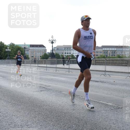 29.06.2025 - hella hamburg halbmarathon Lena Gebhardt http://msf.ph/oto/8427752 29.06.2025 09:44:15 Lombardsbrücke 14828, 15655, 10790, 42, 195, 1122, 1953, 2483, 2879, 3075, 3189, 3379, 5308, 5344, 7231, 7793, 8376, 8975, 9047, 9079, 9804, 10106, 10173, 10222, 10655, 10790, 11150, 11877, 13383, 13606, 13779, 14828, 15655, 16118, 17040, 17258, 18832 meine-sportfotos.de