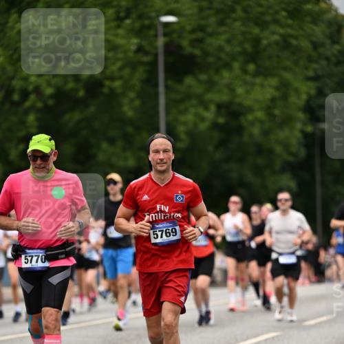 29.06.2025 - hella hamburg halbmarathon Dr. Thomas Lammeyer http://msf.ph/oto/8427780 29.06.2025 10:50:59 Kennedybrücke 1004, 1033, 1100, 1104, 1429, 1867, 1868, 1924, 2423, 2662, 2665, 2697, 2773, 2813, 3160, 3164, 3410, 3896, 4104, 4202, 4296, 4306, 4317, 4448, 4483, 4572, 5635, 5769, 5770, 5854, 5892, 6392, 6623, 7073, 7268, 7374, 8010, 8047, 8477, 8486, 8706, 9120, 9121, 9243, 9337, 9426, 9445, 9774, 9949, 10030, 10327, 10329, 11253, 11361, 11408 meine-sportfotos.de