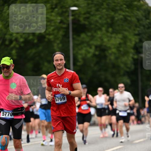 29.06.2025 - hella hamburg halbmarathon Dr. Thomas Lammeyer http://msf.ph/oto/8427802 29.06.2025 10:50:59 Kennedybrücke 1004, 1033, 1100, 1104, 1429, 1867, 1868, 1924, 2423, 2662, 2665, 2697, 2773, 2813, 3160, 3164, 3410, 3896, 4104, 4202, 4296, 4306, 4317, 4448, 4483, 4572, 5635, 5769, 5770, 5854, 5892, 6392, 6623, 7073, 7268, 7374, 8010, 8047, 8477, 8486, 8706, 9120, 9121, 9243, 9337, 9426, 9445, 9774, 9949, 10030, 10327, 10329, 11253, 11361, 11408 meine-sportfotos.de