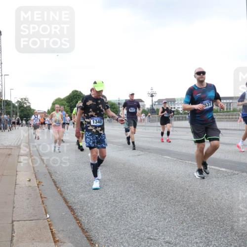 29.06.2025 - hella hamburg halbmarathon Lena Gebhardt http://msf.ph/oto/8427821 29.06.2025 10:53:48 Lombardsbrücke 1340, 9531, 7711, 537, 16748, 1017, 1263, 1340, 1687, 1709, 1744, 1753, 1789, 1900, 1906, 1984, 2065, 2079, 2372, 2429, 2854, 3055, 3079, 3226, 3249, 3465, 3467, 3557, 4195, 4595, 4801, 4838, 5430, 5562, 5815, 5856, 5857, 5898, 5964, 6039, 6041, 6044, 6192, 6273, 6306, 6583, 6913, 6996, 7039, 7068, 7537, 7611, 7614, 7876, 7890, 8189, 8212, 8515, 8906, 8924, 9077, 9138, 9456, 9503, 9531, 9572, 9685, 9764, 9771, 9785, 10043, 10175, 11390 meine-sportfotos.de