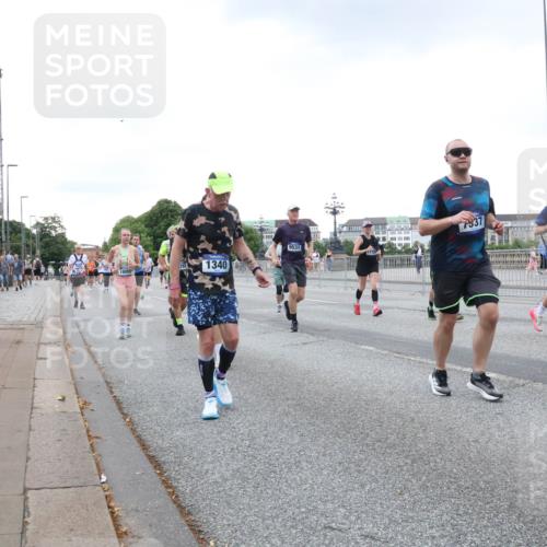 29.06.2025 - hella hamburg halbmarathon Lena Gebhardt http://msf.ph/oto/8427851 29.06.2025 10:53:49 Lombardsbrücke 1340, 7937, 16748, 1017, 1263, 1340, 1687, 1709, 1744, 1753, 1789, 1900, 1906, 1984, 2065, 2079, 2372, 2429, 2854, 3055, 3079, 3226, 3249, 3465, 3467, 3557, 4323, 4595, 4685, 4801, 4838, 5430, 5562, 5804, 5815, 5856, 5857, 5898, 5964, 6039, 6041, 6044, 6192, 6273, 6306, 6468, 6583, 6913, 6988, 6996, 7039, 7068, 7537, 7611, 7614, 7876, 7890, 8189, 8212, 8515, 8906, 8924, 9077, 9138, 9456, 9503, 9531, 9572, 9685, 9771, 9785, 10175, 11390 meine-sportfotos.de