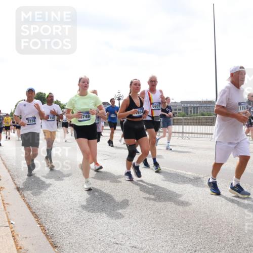 29.06.2025 - hella hamburg halbmarathon Lena Gebhardt http://msf.ph/oto/8427911 29.06.2025 10:43:41 Lombardsbrücke 1155, 3238, 5748, 1310, 2654, 210, 6931, 119, 1518, 1023, 1026, 1095, 1155, 1306, 1310, 1400, 1459, 1816, 1878, 2073, 2733, 3238, 3288, 3329, 3390, 3597, 3638, 4056, 4302, 4367, 4627, 4866, 5192, 5201, 5214, 5293, 5370, 5720, 5890, 6012, 6036, 6096, 6226, 6334, 6440, 6895, 6931, 6971, 6973, 7197, 7205, 7206, 7489, 7504, 7872, 7926, 8000, 8058, 8135, 8233, 8408, 8435, 8504, 8870, 9639, 9641, 9704, 9831, 9976, 10083, 10097, 10200, 10202 meine-sportfotos.de