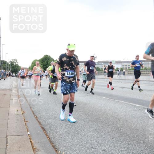 29.06.2025 - hella hamburg halbmarathon Lena Gebhardt http://msf.ph/oto/8427915 29.06.2025 10:53:49 Lombardsbrücke 1340, 7537, 1674, 1017, 1263, 1340, 1687, 1709, 1744, 1753, 1789, 1900, 1906, 1984, 2065, 2079, 2372, 2429, 2854, 3055, 3079, 3226, 3249, 3465, 3467, 3557, 4323, 4595, 4685, 4801, 4838, 5430, 5562, 5804, 5815, 5856, 5857, 5898, 5964, 6039, 6041, 6044, 6192, 6273, 6306, 6468, 6583, 6913, 6988, 6996, 7039, 7068, 7537, 7611, 7614, 7876, 7890, 8189, 8212, 8515, 8906, 8924, 9077, 9138, 9456, 9503, 9531, 9572, 9685, 9771, 9785, 10175, 11390 meine-sportfotos.de