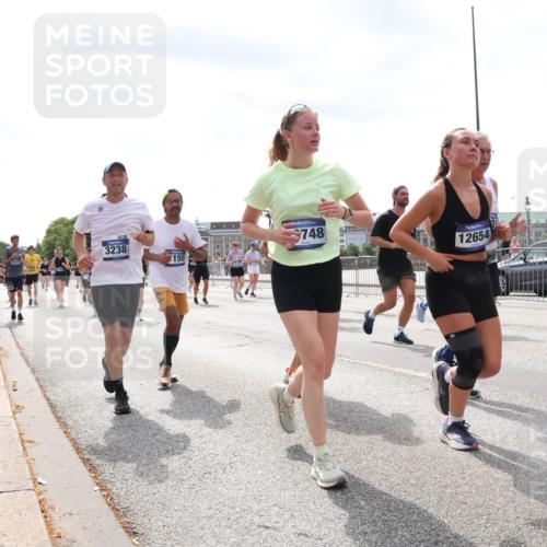 29.06.2025 - hella hamburg halbmarathon Lena Gebhardt http://msf.ph/oto/8427982 29.06.2025 10:43:42 Lombardsbrücke 3238, 155, 748, 12654, 1023, 1026, 1095, 1155, 1306, 1310, 1400, 1459, 1816, 1878, 2073, 2733, 3238, 3288, 3329, 3390, 3597, 4056, 4367, 4627, 4866, 5001, 5192, 5201, 5214, 5293, 5370, 5720, 5890, 6012, 6036, 6096, 6226, 6334, 6440, 6895, 6931, 6971, 6973, 7197, 7205, 7206, 7489, 7504, 7872, 7926, 8000, 8058, 8135, 8233, 8408, 8435, 8504, 8870, 9073, 9639, 9641, 9704, 9831, 9879, 9976, 10083, 10097, 10200, 10202 meine-sportfotos.de