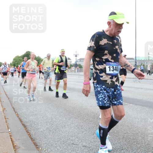 29.06.2025 - hella hamburg halbmarathon Lena Gebhardt http://msf.ph/oto/8428070 29.06.2025 10:53:50 Lombardsbrücke 16037, 15292, 1805, 1340, 18902, 1017, 1263, 1340, 1687, 1709, 1744, 1753, 1789, 1900, 1906, 1984, 2065, 2079, 2372, 2429, 2600, 2761, 2854, 3055, 3079, 3226, 3249, 3465, 3467, 3557, 4323, 4595, 4685, 4801, 4838, 5430, 5562, 5804, 5815, 5856, 5857, 5898, 5964, 6039, 6041, 6044, 6192, 6273, 6306, 6468, 6583, 6913, 6988, 6996, 7039, 7068, 7537, 7611, 7614, 7876, 7890, 8189, 8212, 8515, 8906, 8924, 9077, 9138, 9456, 9503, 9531, 9572, 9685, 9771, 9785, 10175, 11390 meine-sportfotos.de