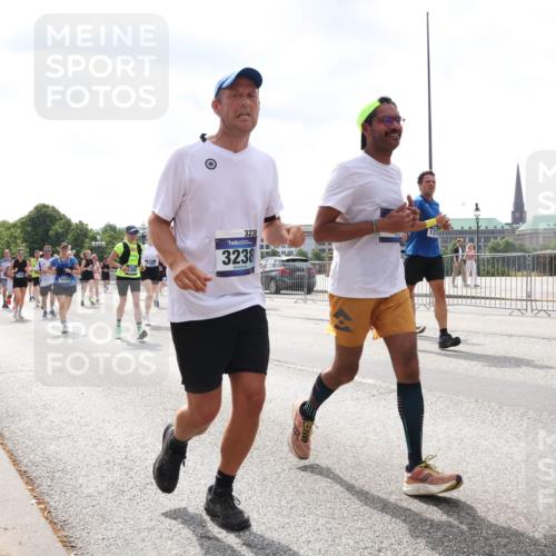 29.06.2025 - hella hamburg halbmarathon Lena Gebhardt http://msf.ph/oto/8428157 29.06.2025 10:43:43 Lombardsbrücke 7197, 6226, 339, 10325, 3238, 3238, 131, 1023, 1026, 1095, 1155, 1306, 1310, 1400, 1459, 1816, 1878, 2073, 2733, 3238, 3288, 3329, 3390, 3597, 4056, 4367, 4627, 4866, 5001, 5192, 5201, 5214, 5293, 5370, 5720, 5890, 6012, 6036, 6096, 6226, 6334, 6440, 6895, 6931, 6971, 6973, 7197, 7205, 7206, 7489, 7504, 7872, 7926, 8000, 8058, 8135, 8233, 8408, 8504, 8870, 9073, 9639, 9641, 9704, 9831, 9879, 9976, 10083, 10097, 10200, 10202 meine-sportfotos.de