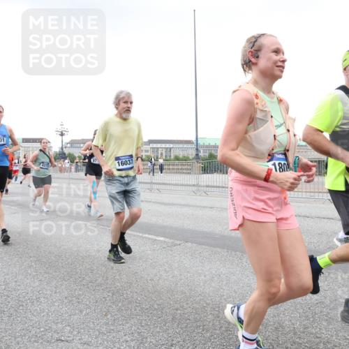 29.06.2025 - hella hamburg halbmarathon Lena Gebhardt http://msf.ph/oto/8428189 29.06.2025 10:53:52 Lombardsbrücke 4801, 16037, 180, 152, 1017, 1263, 1340, 1687, 1709, 1744, 1753, 1779, 1789, 1906, 1984, 2065, 2079, 2372, 2429, 2600, 2761, 2854, 3055, 3079, 3187, 3188, 3226, 3249, 3465, 3467, 3557, 4323, 4595, 4685, 4801, 4838, 5430, 5562, 5804, 5815, 5856, 5857, 5898, 5964, 6039, 6041, 6044, 6192, 6273, 6306, 6468, 6583, 6913, 6988, 6996, 7039, 7068, 7537, 7611, 7614, 7876, 7890, 8189, 8924, 9077, 9138, 9203, 9456, 9503, 9531, 9572, 9685, 9771, 9785, 11390 meine-sportfotos.de