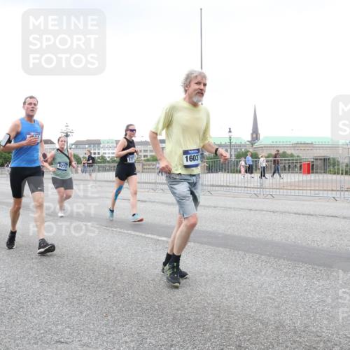 29.06.2025 - hella hamburg halbmarathon Lena Gebhardt http://msf.ph/oto/8428246 29.06.2025 10:53:53 Lombardsbrücke 6273, 16313, 9771, 16031, 1017, 1263, 1340, 1687, 1709, 1744, 1753, 1779, 1789, 1984, 2079, 2372, 2429, 2600, 2761, 2854, 3055, 3079, 3187, 3188, 3226, 3249, 3465, 3467, 3557, 4323, 4595, 4685, 4801, 4838, 5430, 5562, 5804, 5815, 5856, 5857, 5898, 5964, 6039, 6041, 6044, 6192, 6273, 6306, 6468, 6583, 6913, 6988, 6996, 7039, 7068, 7537, 7611, 7614, 7876, 7890, 8189, 8867, 8924, 9077, 9138, 9203, 9456, 9503, 9531, 9572, 9685, 9771, 9785, 11390 meine-sportfotos.de