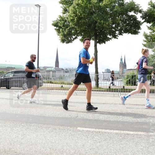 29.06.2025 - hella hamburg halbmarathon Lena Gebhardt http://msf.ph/oto/8428247 29.06.2025 10:43:45 Lombardsbrücke 1714, 1023, 1026, 1095, 1155, 1306, 1310, 1400, 1459, 1816, 1878, 2073, 2733, 3238, 3288, 3329, 3390, 3597, 4056, 4367, 4627, 4636, 4866, 5001, 5192, 5201, 5214, 5293, 5370, 5720, 5890, 5902, 5905, 6012, 6036, 6096, 6226, 6334, 6440, 6895, 6931, 6971, 6973, 7197, 7205, 7206, 7489, 7504, 7926, 8000, 8058, 8135, 8233, 8408, 8504, 8870, 9073, 9639, 9641, 9704, 9831, 9879, 10083, 10097, 10200, 10202 meine-sportfotos.de