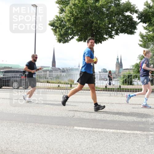 29.06.2025 - hella hamburg halbmarathon Lena Gebhardt http://msf.ph/oto/8428268 29.06.2025 10:43:45 Lombardsbrücke 1023, 1026, 1095, 1155, 1306, 1310, 1400, 1459, 1816, 1878, 2073, 2733, 3238, 3288, 3329, 3390, 3597, 4056, 4367, 4627, 4636, 4866, 5001, 5192, 5201, 5214, 5293, 5370, 5720, 5890, 5902, 5905, 6012, 6036, 6096, 6226, 6334, 6440, 6895, 6931, 6971, 6973, 7197, 7205, 7206, 7489, 7504, 7926, 8000, 8058, 8135, 8233, 8408, 8504, 8870, 9073, 9639, 9641, 9704, 9831, 9879, 10083, 10097, 10200, 10202 meine-sportfotos.de