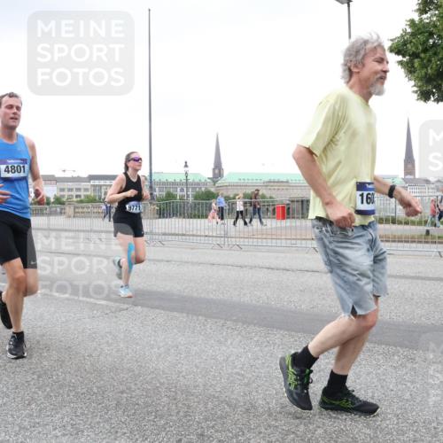 29.06.2025 - hella hamburg halbmarathon Lena Gebhardt http://msf.ph/oto/8428292 29.06.2025 10:53:53 Lombardsbrücke 4801, 9771, 160, 1017, 1263, 1340, 1687, 1709, 1744, 1753, 1779, 1789, 1984, 2079, 2372, 2429, 2600, 2761, 2854, 3055, 3079, 3187, 3188, 3226, 3249, 3465, 3467, 3557, 4323, 4595, 4685, 4801, 4838, 5430, 5562, 5804, 5815, 5856, 5857, 5898, 5964, 6039, 6041, 6044, 6192, 6273, 6306, 6468, 6583, 6913, 6988, 6996, 7039, 7068, 7537, 7611, 7614, 7876, 7890, 8189, 8867, 8924, 9077, 9138, 9203, 9456, 9503, 9531, 9572, 9685, 9771, 9785, 11390 meine-sportfotos.de