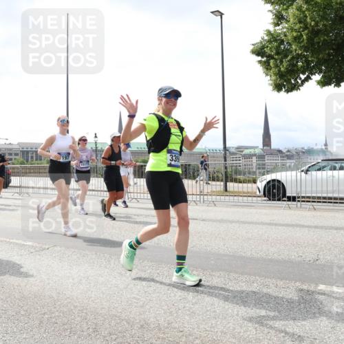 29.06.2025 - hella hamburg halbmarathon Lena Gebhardt http://msf.ph/oto/8428467 29.06.2025 10:43:46 Lombardsbrücke 10325, 197, 339, 15177, 1023, 1026, 1095, 1155, 1306, 1310, 1400, 1459, 1878, 2073, 2733, 3238, 3288, 3329, 3390, 3597, 4367, 4627, 4636, 4866, 5001, 5192, 5201, 5214, 5293, 5370, 5720, 5890, 5902, 5905, 6012, 6036, 6096, 6226, 6334, 6440, 6895, 6931, 6971, 6973, 7197, 7205, 7206, 7489, 7504, 7926, 8000, 8058, 8135, 8233, 8408, 8504, 8870, 9073, 9639, 9641, 9704, 9831, 9879, 10083, 10097, 10200, 10202 meine-sportfotos.de