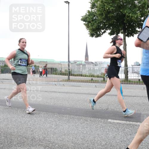 29.06.2025 - hella hamburg halbmarathon Lena Gebhardt http://msf.ph/oto/8428480 29.06.2025 10:53:55 Lombardsbrücke 6273, 977, 1017, 1263, 1687, 1709, 1744, 1753, 1779, 1789, 1984, 2079, 2372, 2429, 2600, 2761, 2854, 3055, 3079, 3187, 3188, 3226, 3249, 3465, 3467, 3557, 4323, 4595, 4685, 4801, 4838, 5430, 5562, 5804, 5817, 5856, 5857, 5898, 5964, 6039, 6041, 6044, 6192, 6273, 6306, 6468, 6583, 6913, 6988, 6996, 7039, 7537, 7611, 7614, 7876, 7890, 8867, 8924, 9077, 9138, 9203, 9456, 9503, 9531, 9572, 9771, 9785, 11390 meine-sportfotos.de