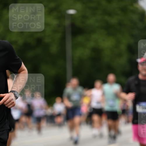 29.06.2025 - hella hamburg halbmarathon Dr. Thomas Lammeyer http://msf.ph/oto/8428542 29.06.2025 10:51:16 Kennedybrücke 1004, 1100, 1104, 1371, 1375, 1608, 1837, 1961, 1999, 2162, 2327, 2537, 2662, 2665, 2697, 3339, 3406, 3407, 3896, 4104, 4325, 4448, 4483, 5635, 5697, 5854, 5892, 6392, 6485, 6623, 6740, 6995, 7073, 7268, 7364, 7368, 7374, 7430, 7431, 7960, 8010, 8047, 8131, 8541, 8706, 8967, 9337, 9426, 9557, 9774, 9949, 10514, 10515, 10591, 11160, 11408 meine-sportfotos.de