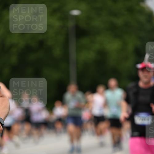 29.06.2025 - hella hamburg halbmarathon Dr. Thomas Lammeyer http://msf.ph/oto/8428547 29.06.2025 10:51:16 Kennedybrücke 1004, 1100, 1104, 1371, 1375, 1608, 1837, 1961, 1999, 2162, 2327, 2537, 2662, 2665, 2697, 3339, 3406, 3407, 3896, 4104, 4325, 4448, 4483, 5635, 5697, 5854, 5892, 6392, 6485, 6623, 6740, 6995, 7073, 7268, 7364, 7368, 7374, 7430, 7431, 7960, 8010, 8047, 8131, 8541, 8706, 8967, 9337, 9426, 9557, 9774, 9949, 10514, 10515, 10591, 11160, 11408 meine-sportfotos.de