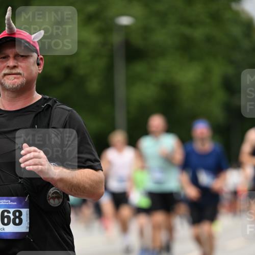 29.06.2025 - hella hamburg halbmarathon Dr. Thomas Lammeyer http://msf.ph/oto/8428610 29.06.2025 10:51:18 Kennedybrücke 1004, 1100, 1104, 1371, 1375, 1608, 1837, 1961, 1999, 2162, 2327, 2537, 2556, 2662, 2665, 2697, 3277, 3339, 3406, 3407, 3823, 3896, 4104, 4325, 4448, 4483, 5635, 5697, 5854, 5892, 6485, 6623, 6740, 6995, 7073, 7268, 7364, 7368, 7374, 7430, 7431, 7827, 7960, 8010, 8047, 8131, 8541, 8706, 8967, 9337, 9426, 9557, 9774, 9949, 10514, 10515, 10591, 11160, 11408 meine-sportfotos.de