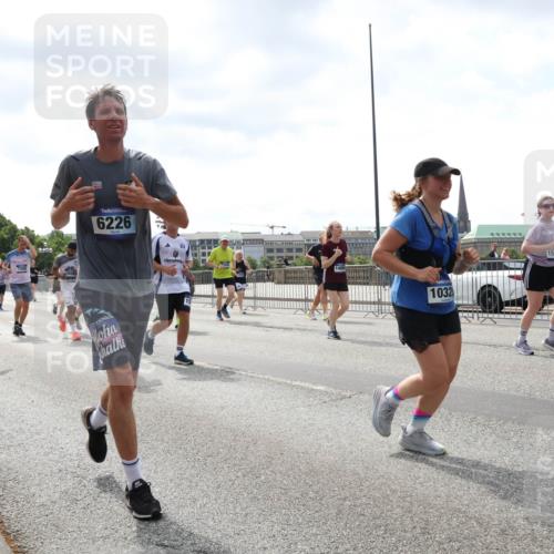 29.06.2025 - hella hamburg halbmarathon Lena Gebhardt http://msf.ph/oto/8428611 29.06.2025 10:43:47 Lombardsbrücke 1023, 4866, 6226, 1032, 7197, 151, 1023, 1026, 1095, 1155, 1306, 1310, 1400, 1459, 1878, 2073, 2733, 3238, 3288, 3329, 3390, 3597, 4367, 4627, 4636, 4866, 5001, 5192, 5201, 5214, 5293, 5370, 5720, 5890, 5902, 5905, 6012, 6036, 6096, 6226, 6334, 6440, 6895, 6931, 6971, 6973, 7197, 7205, 7206, 7326, 7489, 7504, 7926, 8000, 8058, 8135, 8233, 8408, 8504, 8870, 9073, 9639, 9641, 9704, 9831, 9879, 10083, 10097, 10200, 10202 meine-sportfotos.de