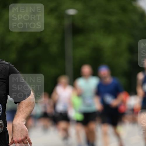 29.06.2025 - hella hamburg halbmarathon Dr. Thomas Lammeyer http://msf.ph/oto/8428626 29.06.2025 10:51:19 Kennedybrücke 1004, 1100, 1104, 1371, 1375, 1608, 1837, 1961, 1999, 2162, 2327, 2537, 2556, 2662, 2665, 2697, 3277, 3339, 3406, 3407, 3823, 3896, 4104, 4325, 4448, 4483, 5635, 5697, 5854, 5892, 6485, 6623, 6740, 6995, 7073, 7268, 7364, 7368, 7374, 7430, 7431, 7827, 7960, 8010, 8047, 8131, 8541, 8706, 8967, 9426, 9557, 9774, 9949, 10514, 10515, 10591, 11160, 11408 meine-sportfotos.de