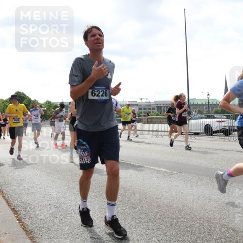 29.06.2025 - hella hamburg halbmarathon Lena Gebhardt http://msf.ph/oto/8428627 29.06.2025 10:43:47 Lombardsbrücke 1023, 4866, 6226, 1032, 1023, 1026, 1095, 1155, 1306, 1310, 1400, 1459, 1878, 2073, 2733, 3238, 3288, 3329, 3390, 3597, 4367, 4627, 4636, 4866, 5001, 5192, 5201, 5214, 5293, 5370, 5720, 5890, 5902, 5905, 6012, 6036, 6096, 6226, 6334, 6440, 6895, 6931, 6971, 6973, 7197, 7205, 7206, 7326, 7489, 7504, 7926, 8000, 8058, 8135, 8233, 8408, 8504, 8870, 9073, 9639, 9641, 9704, 9831, 9879, 10083, 10097, 10200, 10202 meine-sportfotos.de