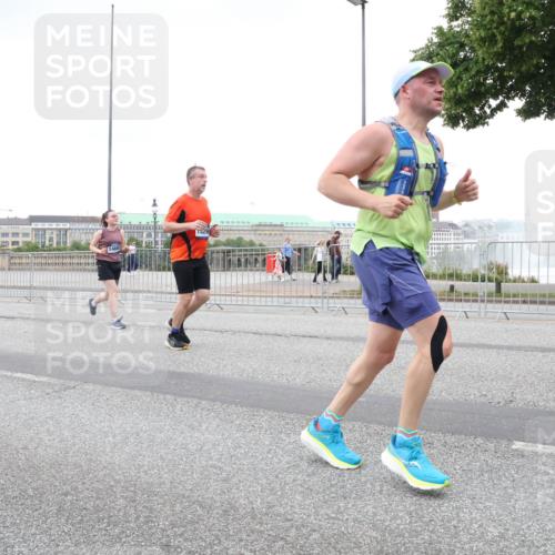 29.06.2025 - hella hamburg halbmarathon Lena Gebhardt http://msf.ph/oto/8428675 29.06.2025 10:53:56 Lombardsbrücke 5047, 529, 1017, 1263, 1687, 1709, 1744, 1753, 1779, 1789, 1984, 2079, 2372, 2429, 2600, 2761, 2854, 3055, 3079, 3187, 3188, 3249, 3465, 3467, 3557, 4323, 4595, 4685, 4801, 4838, 5430, 5562, 5804, 5817, 5856, 5857, 5898, 5964, 6039, 6041, 6044, 6192, 6273, 6306, 6468, 6583, 6913, 6987, 6988, 6996, 7039, 7537, 7611, 7614, 7890, 8867, 8924, 9077, 9138, 9203, 9456, 9503, 9531, 9572, 9771, 9785, 10207, 11390, 11785 meine-sportfotos.de