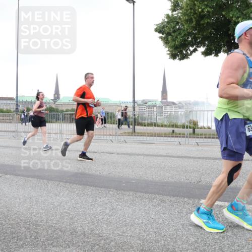 29.06.2025 - hella hamburg halbmarathon Lena Gebhardt http://msf.ph/oto/8428731 29.06.2025 10:53:57 Lombardsbrücke 16313, 1017, 1263, 1687, 1709, 1744, 1753, 1779, 1789, 1984, 2079, 2372, 2429, 2600, 2761, 2854, 3055, 3079, 3187, 3188, 3249, 3465, 3467, 3557, 4323, 4595, 4685, 4801, 4838, 5430, 5514, 5562, 5804, 5817, 5856, 5857, 5898, 5964, 6039, 6041, 6044, 6192, 6273, 6306, 6468, 6583, 6913, 6987, 6988, 6996, 7039, 7537, 7611, 7614, 7890, 8867, 8924, 9077, 9138, 9203, 9456, 9503, 9531, 9572, 9771, 9785, 10207, 11390, 11785 meine-sportfotos.de