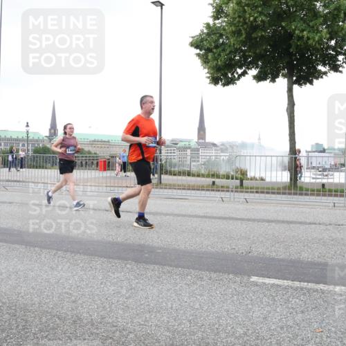 29.06.2025 - hella hamburg halbmarathon Lena Gebhardt http://msf.ph/oto/8428792 29.06.2025 10:53:57 Lombardsbrücke 1466, 1017, 1263, 1687, 1709, 1744, 1753, 1779, 1789, 1984, 2079, 2372, 2429, 2600, 2761, 2854, 3055, 3079, 3187, 3188, 3249, 3465, 3467, 3557, 4323, 4595, 4685, 4801, 4838, 5430, 5514, 5562, 5804, 5817, 5856, 5857, 5898, 5964, 6039, 6041, 6044, 6192, 6273, 6306, 6468, 6583, 6913, 6987, 6988, 6996, 7039, 7537, 7611, 7614, 7890, 8867, 8924, 9077, 9138, 9203, 9456, 9503, 9531, 9572, 9771, 9785, 10207, 11390, 11785 meine-sportfotos.de