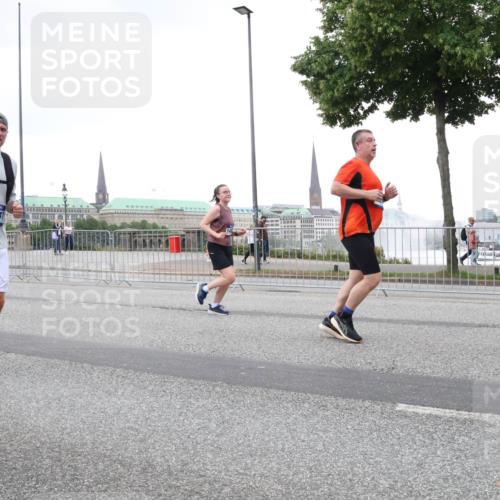 29.06.2025 - hella hamburg halbmarathon Lena Gebhardt http://msf.ph/oto/8428842 29.06.2025 10:53:58 Lombardsbrücke 15047, 1017, 1263, 1687, 1709, 1744, 1753, 1779, 1789, 1984, 2079, 2372, 2429, 2600, 2761, 2854, 3055, 3079, 3187, 3188, 3249, 3465, 3467, 3557, 4323, 4595, 4685, 4801, 4838, 5430, 5514, 5562, 5804, 5817, 5856, 5857, 5898, 5964, 6039, 6192, 6273, 6306, 6468, 6583, 6913, 6987, 6988, 6996, 7039, 7537, 7611, 7614, 7874, 7890, 8867, 8924, 9077, 9138, 9203, 9456, 9503, 9531, 9572, 9771, 9785, 10207, 11390, 11785 meine-sportfotos.de