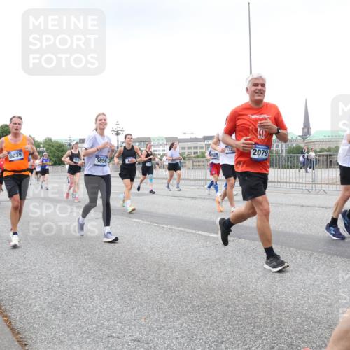 29.06.2025 - hella hamburg halbmarathon Lena Gebhardt http://msf.ph/oto/8429019 29.06.2025 10:53:59 Lombardsbrücke 6039, 9572, 5856, 133, 2079, 151, 1017, 1263, 1687, 1709, 1744, 1753, 1762, 1779, 1789, 1984, 2079, 2372, 2429, 2600, 2761, 2854, 3055, 3079, 3187, 3188, 3249, 3465, 3467, 3557, 4323, 4595, 4685, 4801, 4838, 5430, 5514, 5804, 5817, 5856, 5857, 5898, 5964, 6039, 6192, 6273, 6306, 6468, 6583, 6913, 6987, 6988, 6996, 7039, 7498, 7537, 7611, 7614, 7874, 7890, 7946, 8867, 8924, 9077, 9138, 9203, 9456, 9503, 9531, 9572, 9771, 9785, 10207, 11390, 11785 meine-sportfotos.de